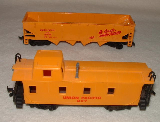Vintage HO Train Bachmann Union Pacific Locomotive 866 & Cars