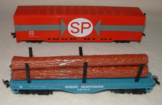 Vintage Bachmann HO Gauge Great Northern Log Car & SP Freight Car