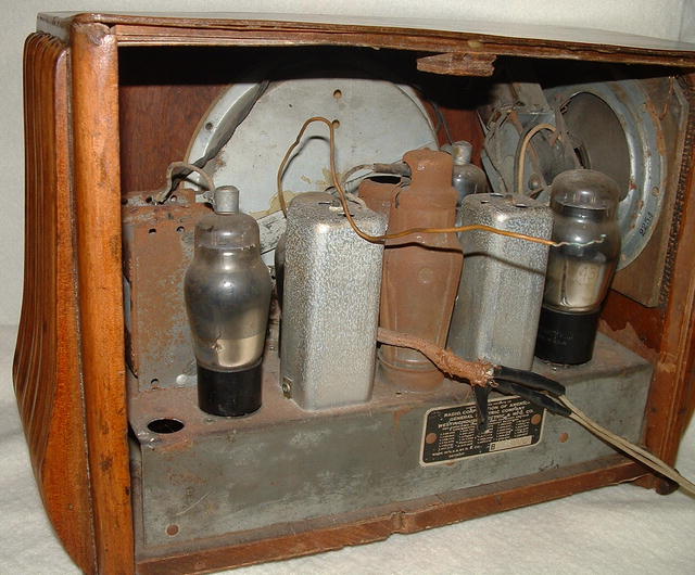 Antique Art Deco Wood Detrola Tabletop Tube Radio