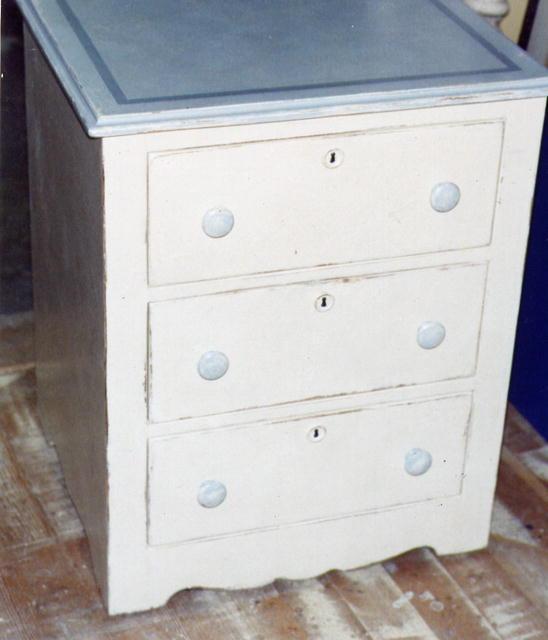 Classic Side Dresser with Scalloped Bottom