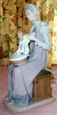 LLADRO Trousseau Embroiderer #5126 - Woman