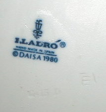 LLADRO Trousseau Embroiderer #5126 - Woman