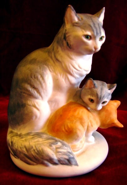 BOEHM Cat & Kittens Figurine
