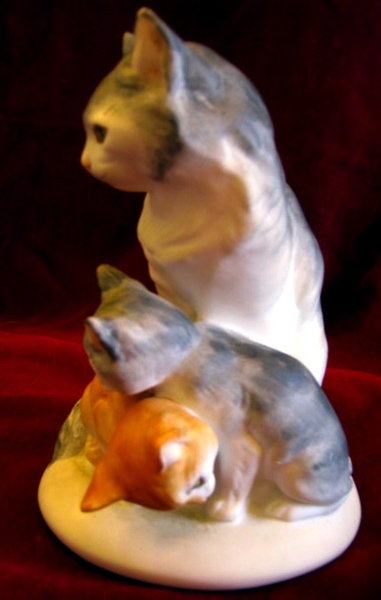 BOEHM Cat & Kittens Figurine