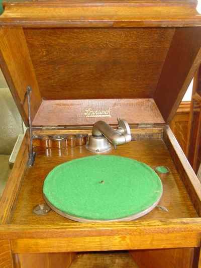 Vintage Brunswick Phonograph with 1/4 Sawn Tiger Oak Cabinet