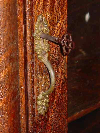 Antique Solid 1/4 Sawn Tiger Oak Bowfront Claw Foot China Cabinet