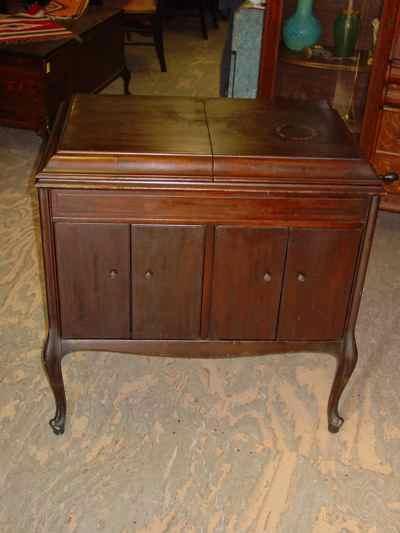 Victor Victrola Model VV-S-215 in Mahogany Cabinet