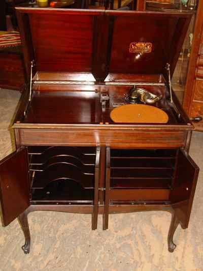 Victor Victrola Model VV-S-215 in Mahogany Cabinet