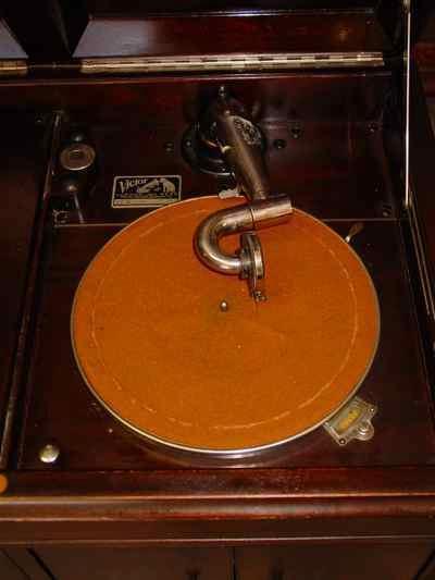 Victor Victrola Model VV-S-215 in Mahogany Cabinet