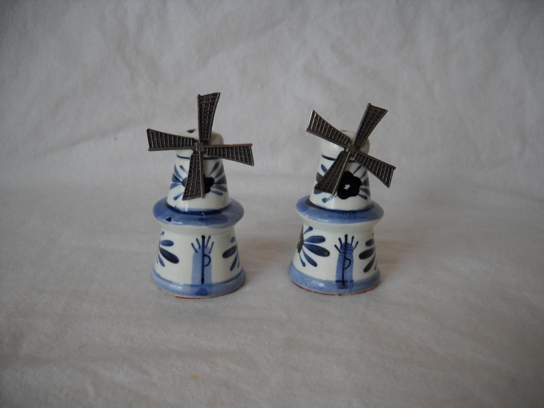 Salt and pepper shakers, blue and white.Mini size