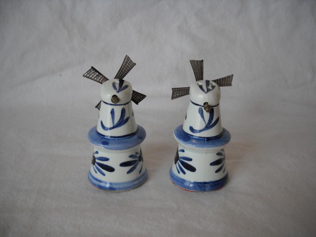 Salt and pepper shakers, blue and white.Mini size