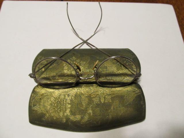 12 K White Glasses Bifocals Round in Case - Glass