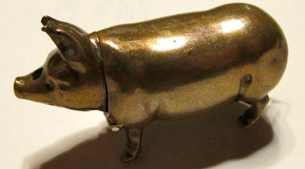 GO TO BED VESTA CASE Figural Brass PIG - Metalware