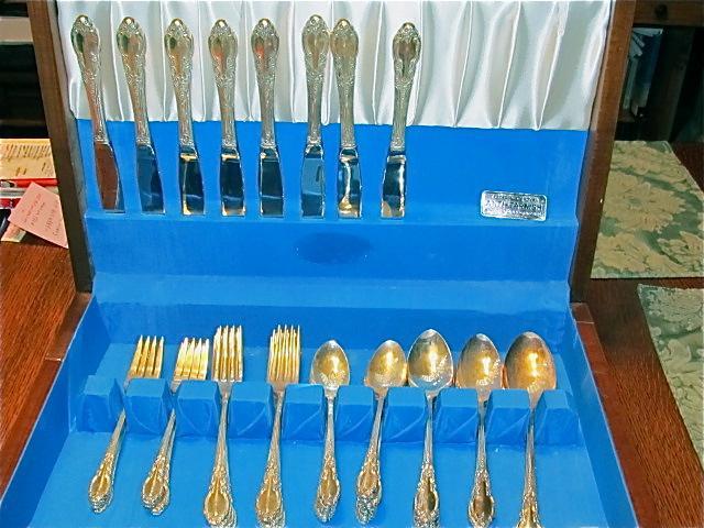 1881 Rogers ONEIDA LTD. 8 place settings in BOX - Silver