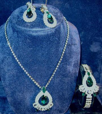 Jewelry Emerald Green & Rhinesone Parure - Necklace Bracelet and Clip Earring - Vintage Costume Jewelry Set