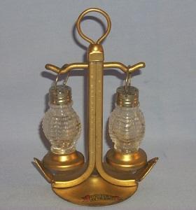Gold Finished NEW YORK AQUARIUM Souvenir Anchor and Lanterns Glass Salt and Pepper Set
