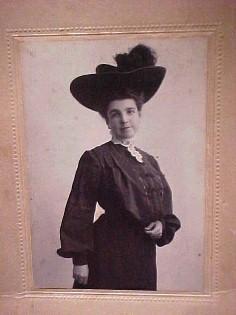 Photo Victorian Lady in Bustel and Hat - Paper