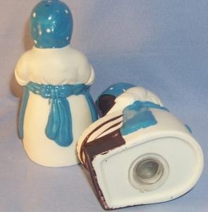 Contemporary MAMMY AT WASHTUB Porcelain Salt and Pepper Shakers