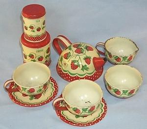 WOLVERINE Tin Toy Nine Piece Strawberry Decorated Child's Tea Set