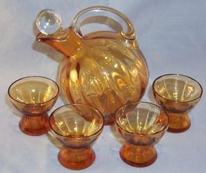Very Nice CAMBRIDGE Amber Glass Cordial Decanter with Ground Crystal Stopper and 4 Glasses