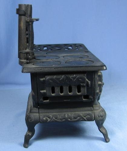 vintage Cast Iron Miniature Cook Stove - Toy Metalware