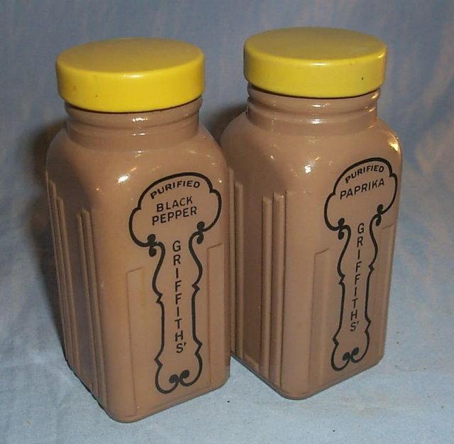 GRIFFITHS 12 Brown Glass Jar Spice Set on Wooden Rack