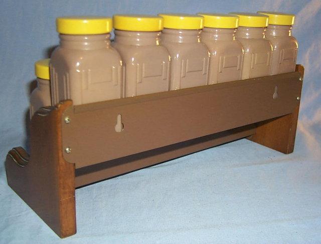 GRIFFITHS 12 Brown Glass Jar Spice Set on Wooden Rack