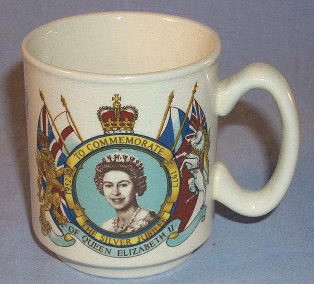 Queen Elizabeth II SILVER JUBILEE Porcelain Mug