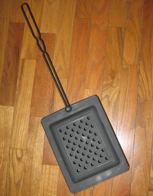 Popcorn POPPER - Hand Held Fireplace popper - vintage metalware