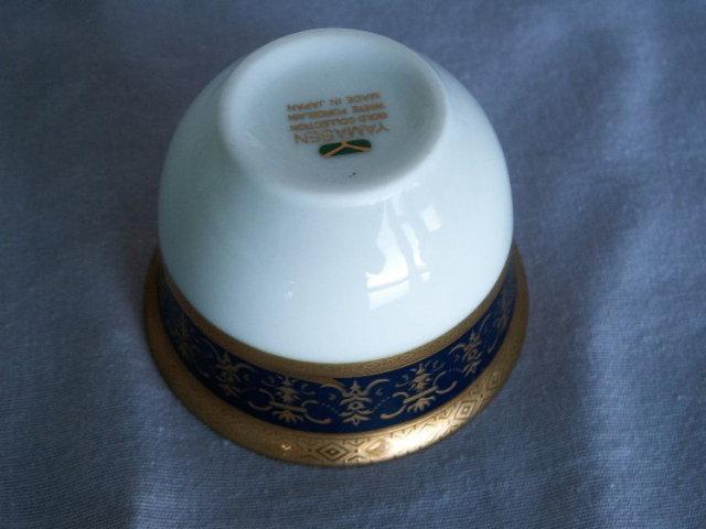 6 Tea/Sake Porcelain Cups in Gold Wire Rack