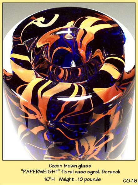 CZECH DESIGNER STUDIO GLASS PAPERWEIGHT VASE