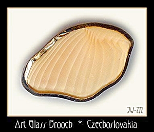 CZECH CARAMEL ART GLASS BROOCH #272