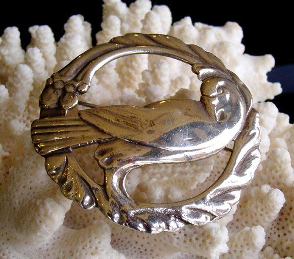 VINTAGE STERLING SILVER DOVE BROOCH SL003