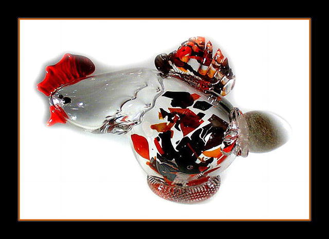 EXQUISITE HAND BLOWN GLASS HEN WITH EGG