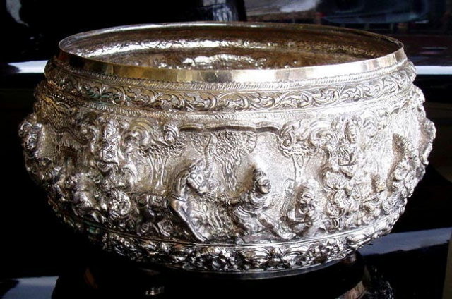 LARGE OLD SIAMESE SILVER REPOUSSE BOWL