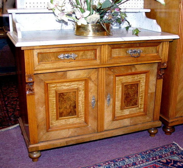 RENAISSANCE REVIVAL BURL WALNUT COMMODE