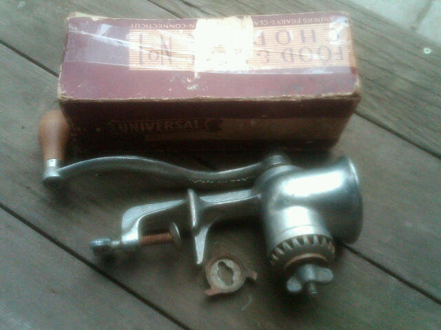FOOD MEAT GRINDER CAST IRON KITCHEN TOOL UNIVERSAL BRAND ORIGINAL CARDBOARD BOX
