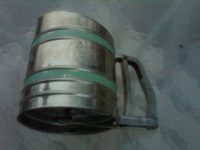 FLOUR SIFTER SAVORY SIFT CHINE BRAND GREEN STRIPE STEEL UTENSIL DEPRESSION ERA BAKING TOOL