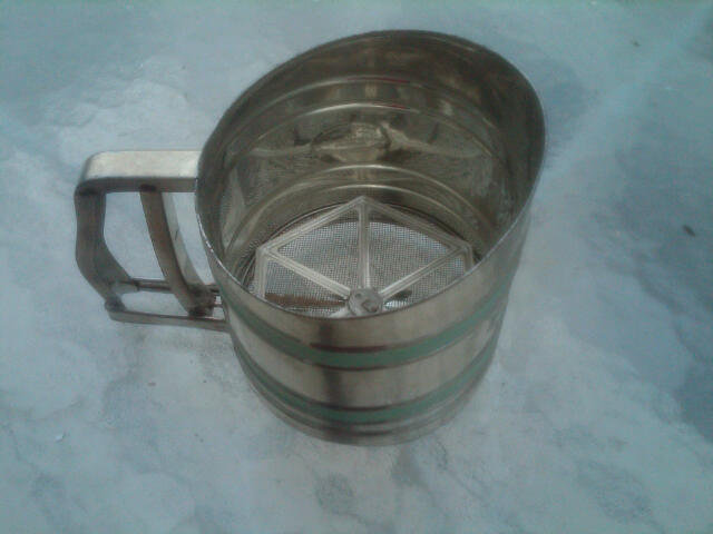 FLOUR SIFTER SAVORY SIFT CHINE BRAND GREEN STRIPE STEEL UTENSIL DEPRESSION ERA BAKING TOOL
