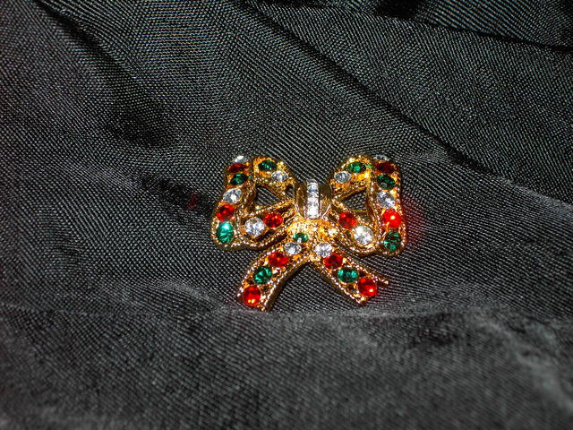 EISENBERG ICE CHRISTMAS BOW TIE LAPEL PIN COLORFUL RHINESTONE BROOCH