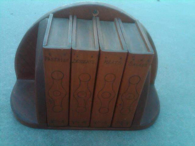 WOODEN RECIPE CARD STORAGE BOX LIBRARY BOOK STYLE WALL SHELF KITCHEN ORNAMENT