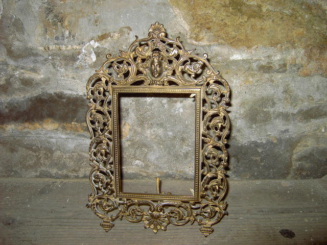 CAST IRON PICTURE FRAME GRAPE LEAF FACE PATTERN PHOTO DISPLAY DRESSER DECORATION
