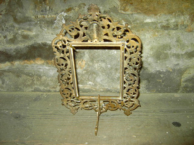 CAST IRON PICTURE FRAME GRAPE LEAF FACE PATTERN PHOTO DISPLAY DRESSER DECORATION