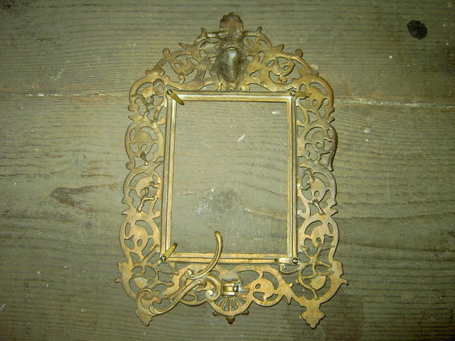 CAST IRON PICTURE FRAME GRAPE LEAF FACE PATTERN PHOTO DISPLAY DRESSER DECORATION