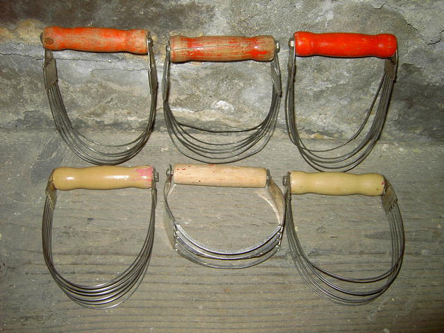 DOUGH FLOUR BLENDER KITCHEN UTENSIL WIRE WISK BAKING TOOL