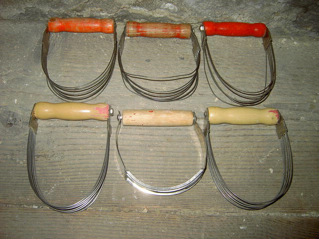 DOUGH FLOUR BLENDER KITCHEN UTENSIL WIRE WISK BAKING TOOL