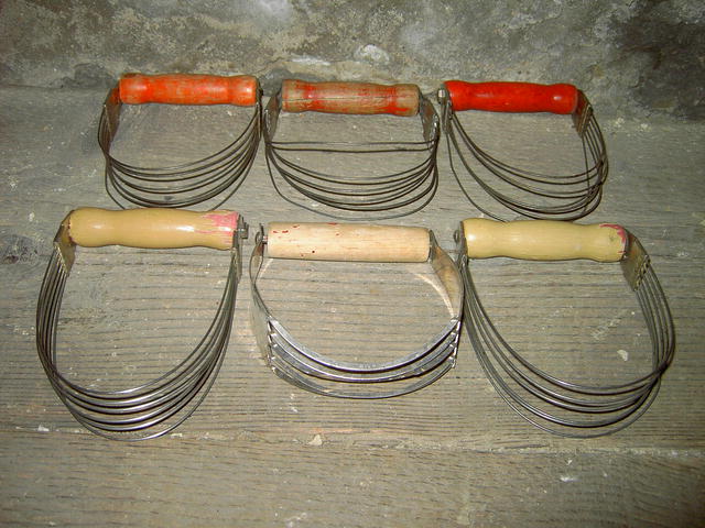DOUGH FLOUR BLENDER KITCHEN UTENSIL WIRE WISK BAKING TOOL