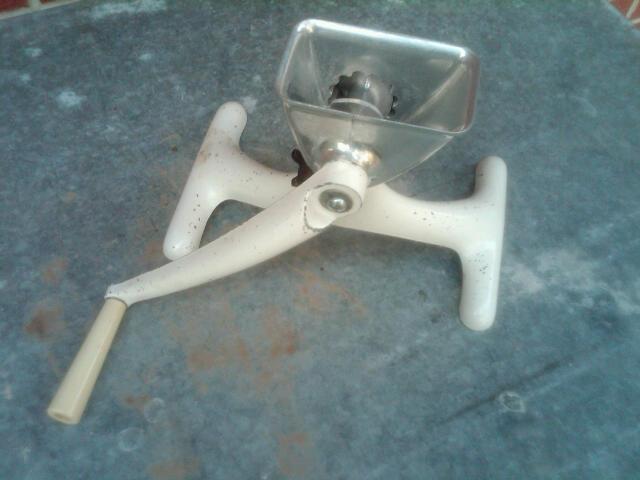 MAID OF HONOR MEAT GRINDER HAND OPERATED FOOD PREPARATION TOOL HOUSEHOLD KITCHEN UTENSIL