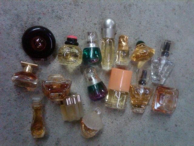 SAMPLE PERFUME LADIES SCENT BOTTLE VANITY DRESSER TOP DECORATION SET