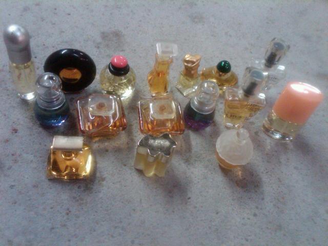 SAMPLE PERFUME LADIES SCENT BOTTLE VANITY DRESSER TOP DECORATION SET